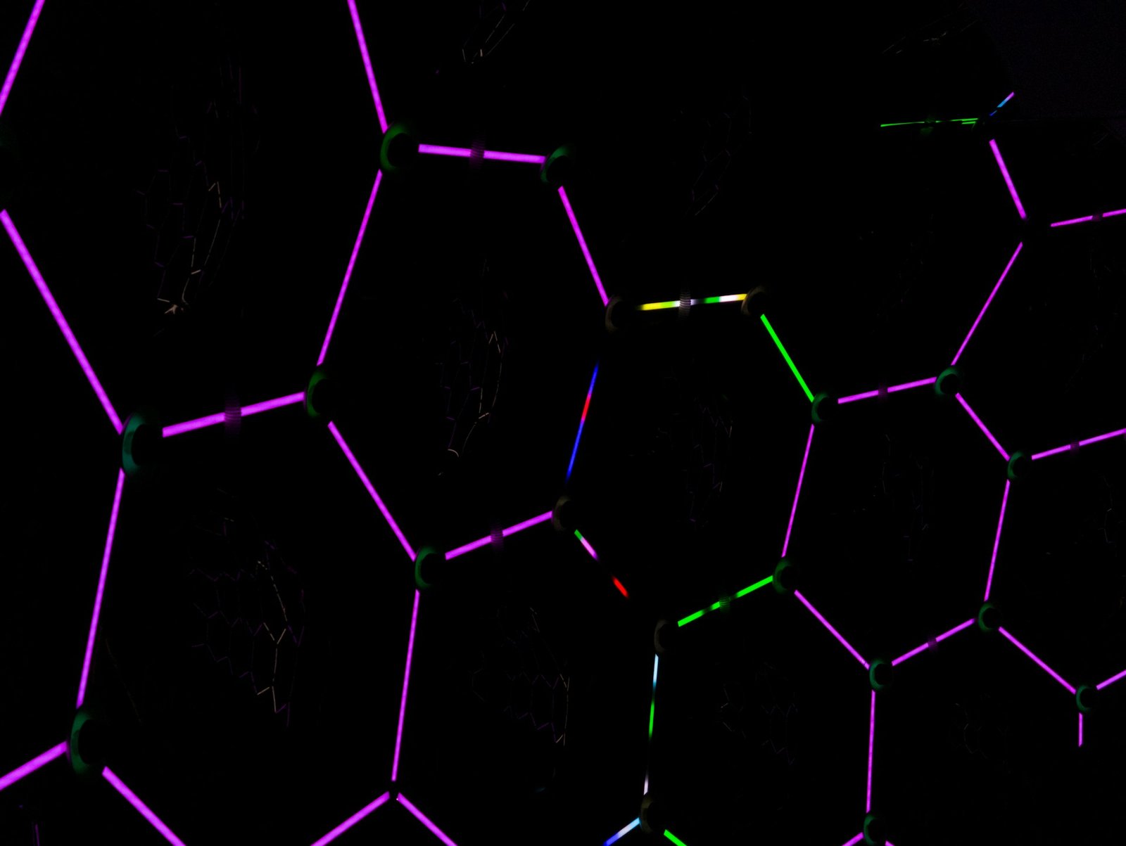 Abstraktes Neon-Licht-Design auf dunklem Hintergrund
